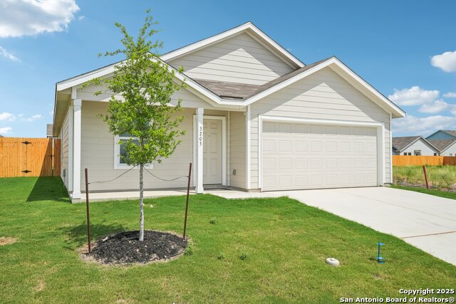 Listing photo id 1 for 3203 Gilbert Garden