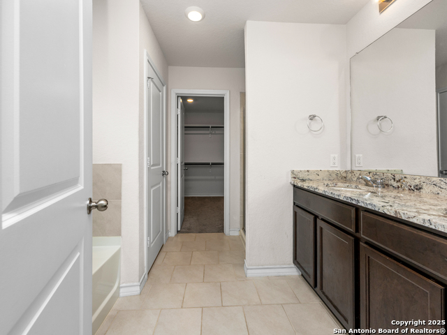 Listing photo id 12 for 224 Cuban Emerald