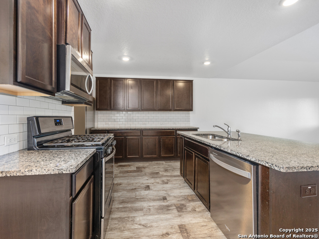 Listing photo id 5 for 224 Cuban Emerald