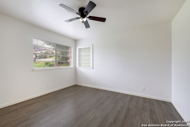 Listing photo id 11 for 5707 Bogart