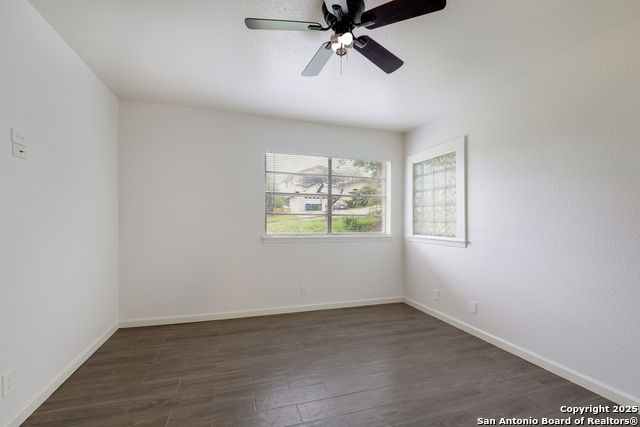 Listing photo id 12 for 5707 Bogart