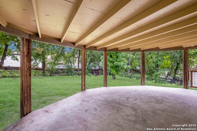 Listing photo id 15 for 5707 Bogart