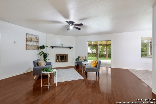 Listing photo id 3 for 5707 Bogart