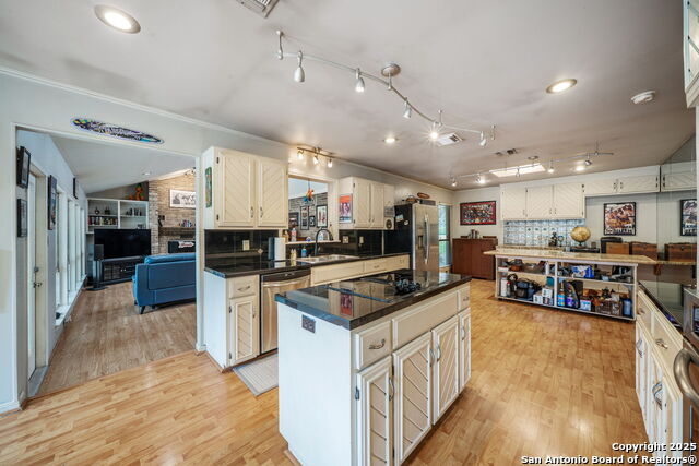 Image 16 of 47 For 811 Sherman Oak