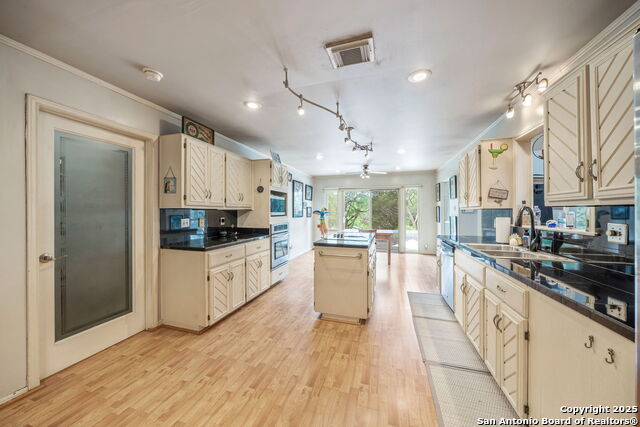 Image 17 of 47 For 811 Sherman Oak