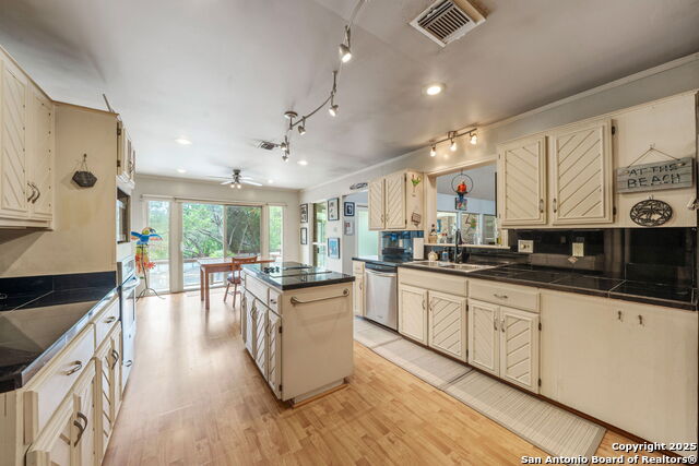 Image 18 of 47 For 811 Sherman Oak