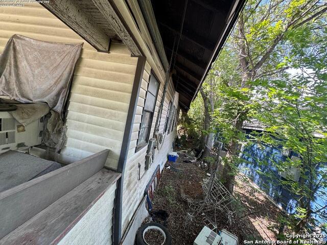 Listing photo id 1 for 759 Gladstone