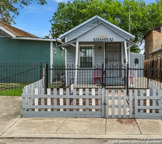 Listing photo id 0 for 1105 Delgado St