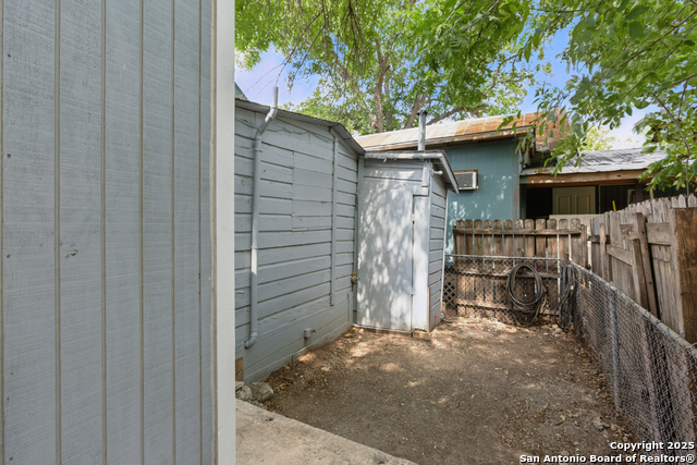 Listing photo id 18 for 1105 Delgado St