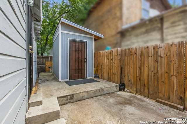 Listing photo id 20 for 1105 Delgado St
