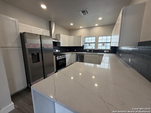 Image 3 of 19 For 206 Lambert E