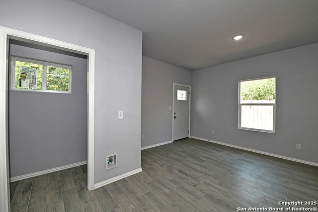 Listing photo id 19 for 870 Southcross Blvd W