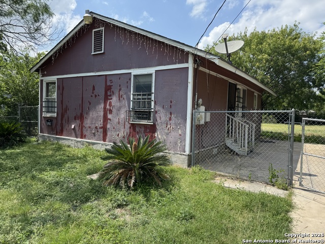 Image 2 of 4 For 715 Lombrano
