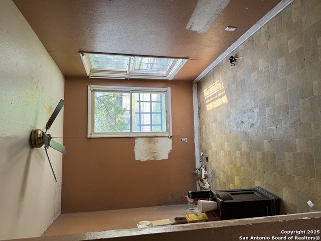Image 4 of 4 For 715 Lombrano