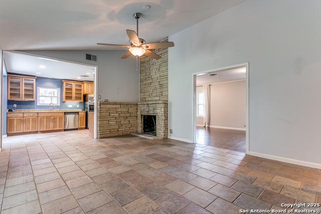 Listing photo id 9 for 306 Cave