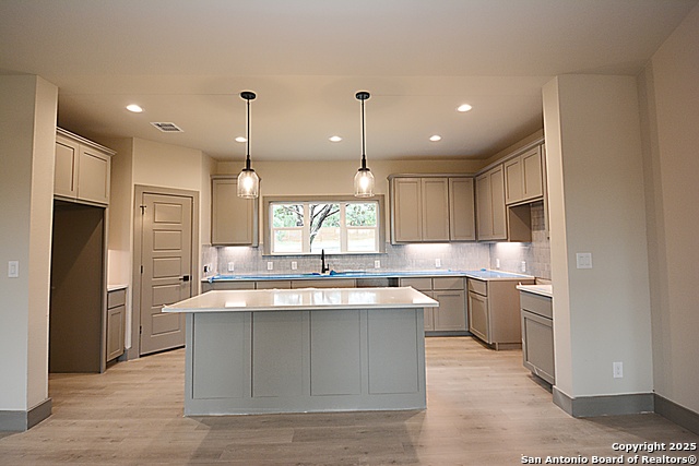 Image 3 of 13 For 1513 Redwood