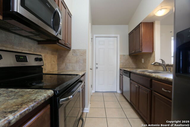 Image 7 of 17 For 8226 Creekline Drive
