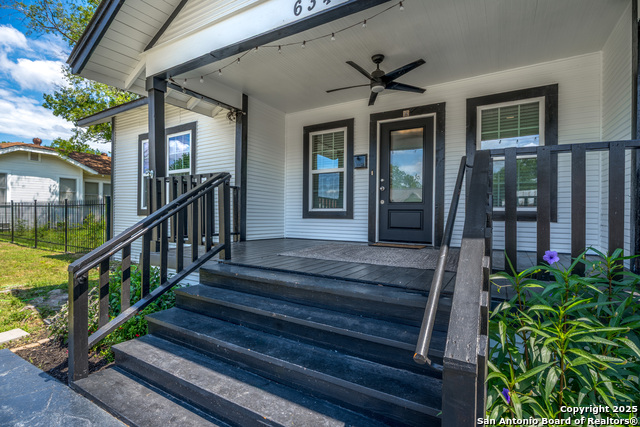 Listing photo id 3 for 634 Bailey Ave