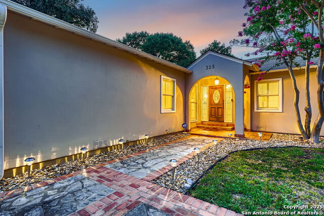 Listing photo id 2 for 325 Canterbury Hill