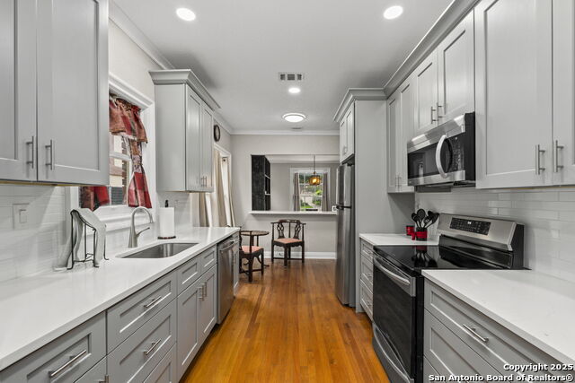 Image 21 of 43 For 138 Lullwood Ave E