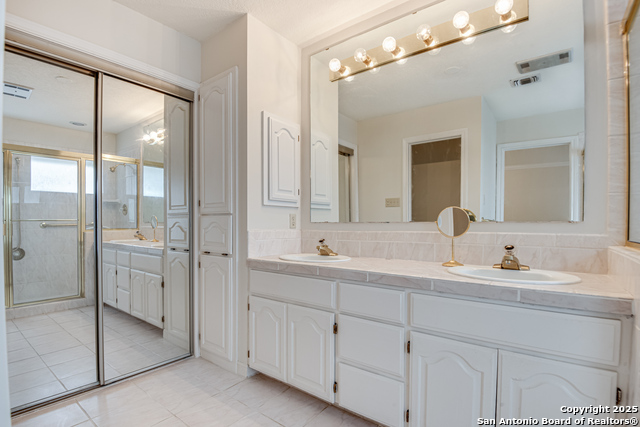 Image 29 of 36 For 14823 Riverglen N
