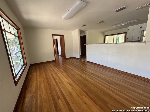 Image 3 of 14 For 907 Goodwin W