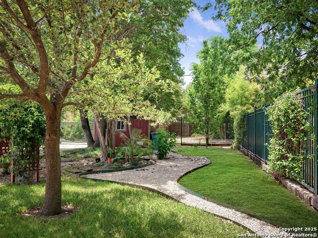 Image 37 of 45 For 520 Mulberry E