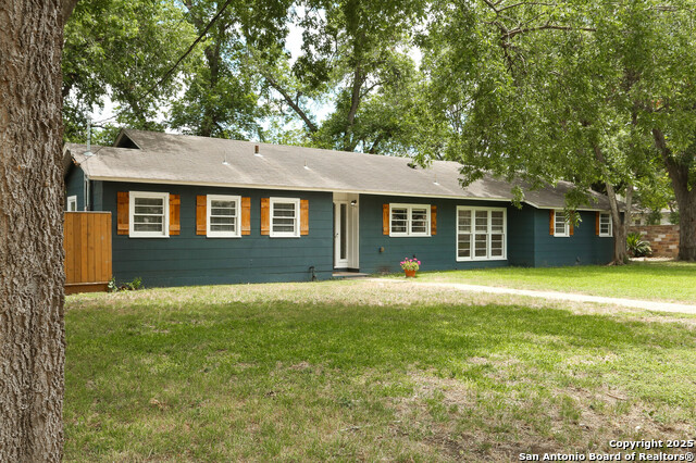 Image 2 of 25 For 621 Hackberry