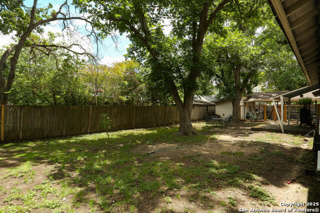 Image 23 of 25 For 621 Hackberry