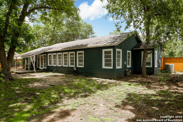 Image 24 of 25 For 621 Hackberry