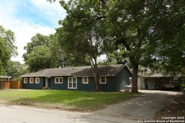 Image 4 of 25 For 621 Hackberry