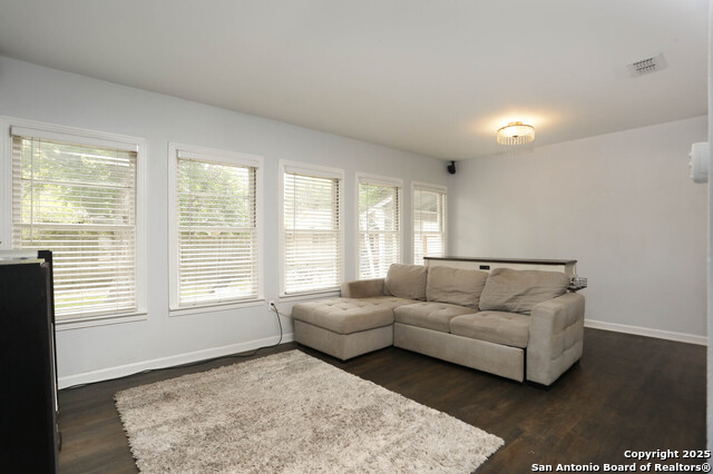 Image 5 of 25 For 621 Hackberry