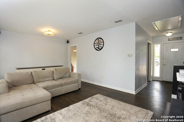 Image 6 of 25 For 621 Hackberry