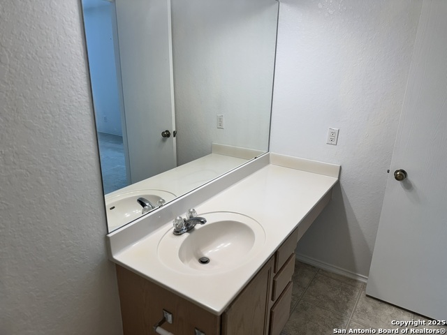 Image 4 of 34 For 5631 Lovett Oaks