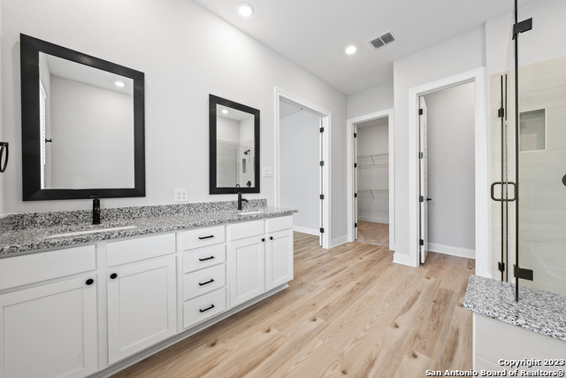 Listing photo id 11 for 305 Lawrence Drive