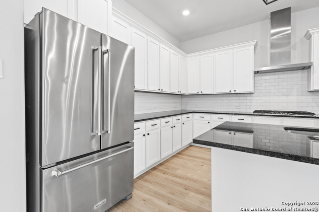 Listing photo id 5 for 305 Lawrence Drive