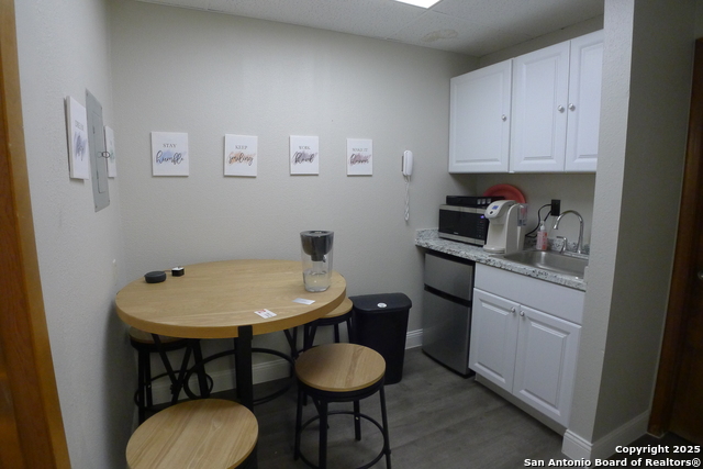Listing photo id 10 for 15321 San Pedro Ave 202