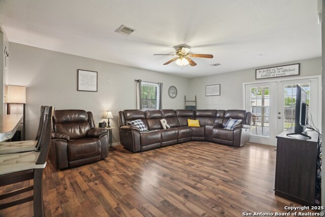 Listing photo id 9 for 714 Esplanade N