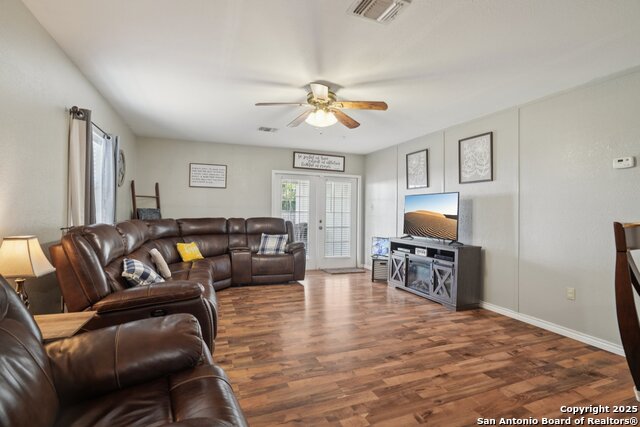 Listing photo id 11 for 714 Esplanade N