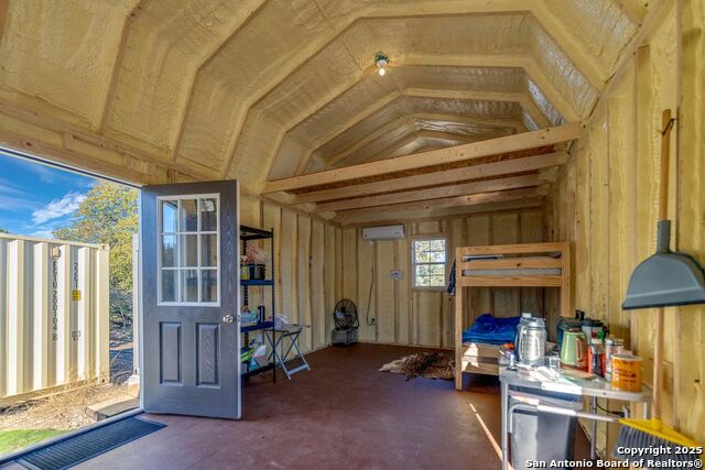 Listing photo id 9 for 2733 Private Road 4560