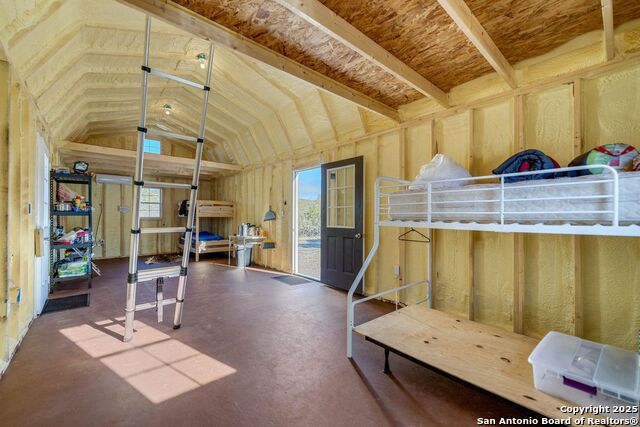 Listing photo id 10 for 2733 Private Road 4560