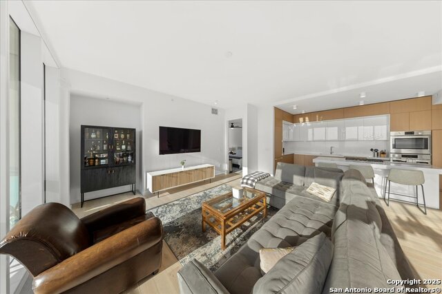 Listing photo id 3 for 313 17th Unit