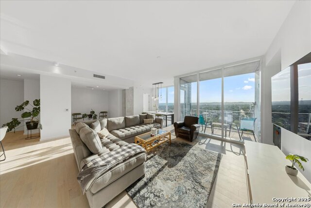 Listing photo id 5 for 313 17th Unit