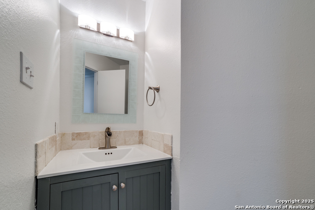 Image 11 of 21 For 7711 Chatsworth