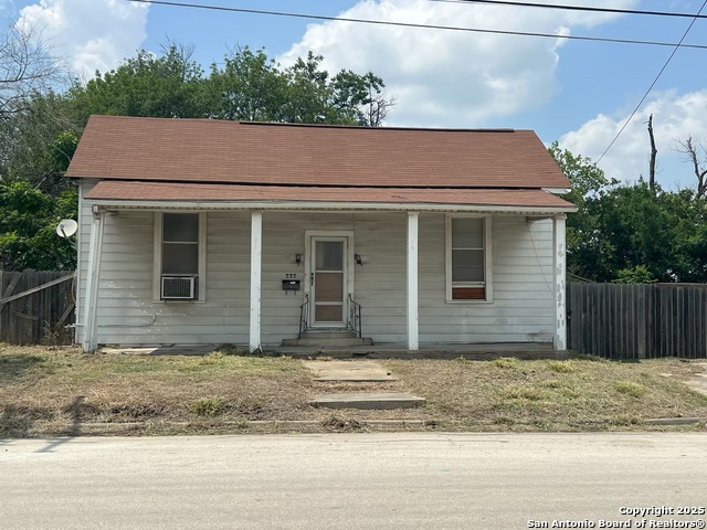Listing photo id 0 for 227 Seguin  