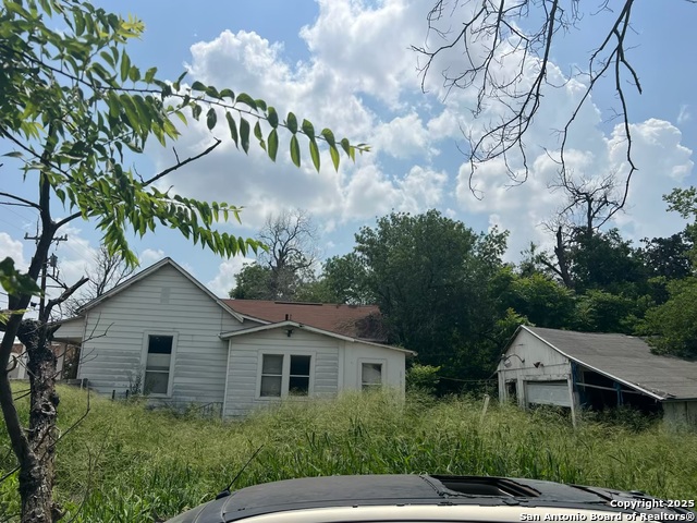 Listing photo id 2 for 227 Seguin  