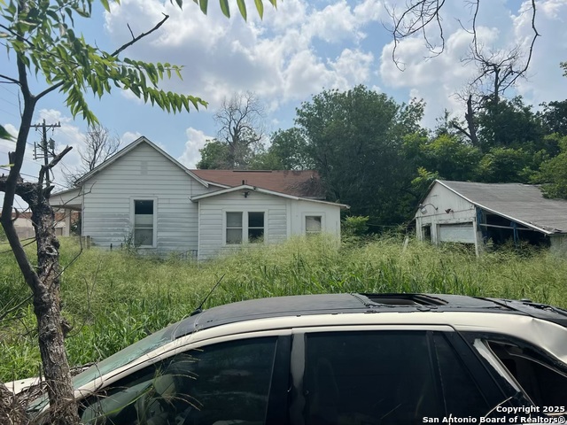 Listing photo id 3 for 227 Seguin  