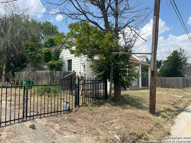 Listing photo id 4 for 227 Seguin  