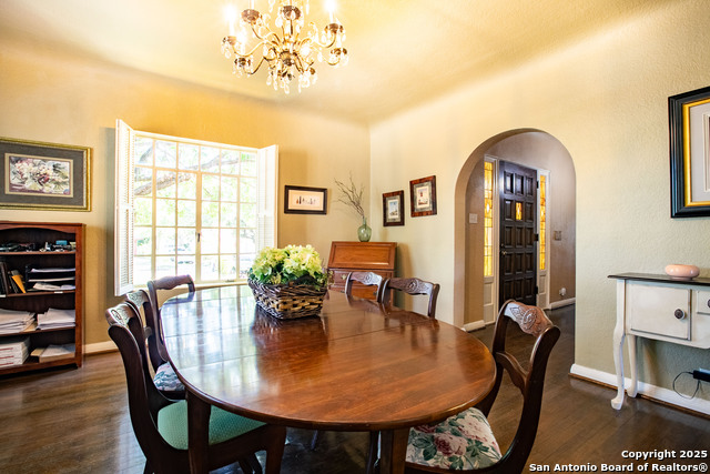 Listing photo id 10 for 2235 W Kings Hwy