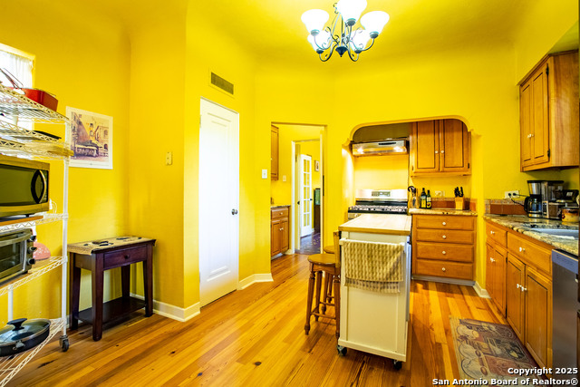 Listing photo id 14 for 2235 W Kings Hwy